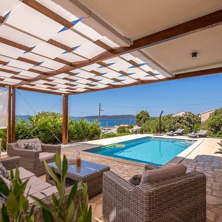 Villa Gellia Углян Экстерьер фото