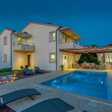 Villa Gellia Углян Экстерьер фото