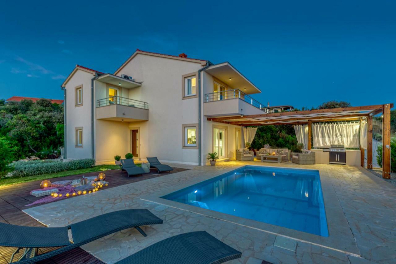 Villa Gellia Углян Экстерьер фото