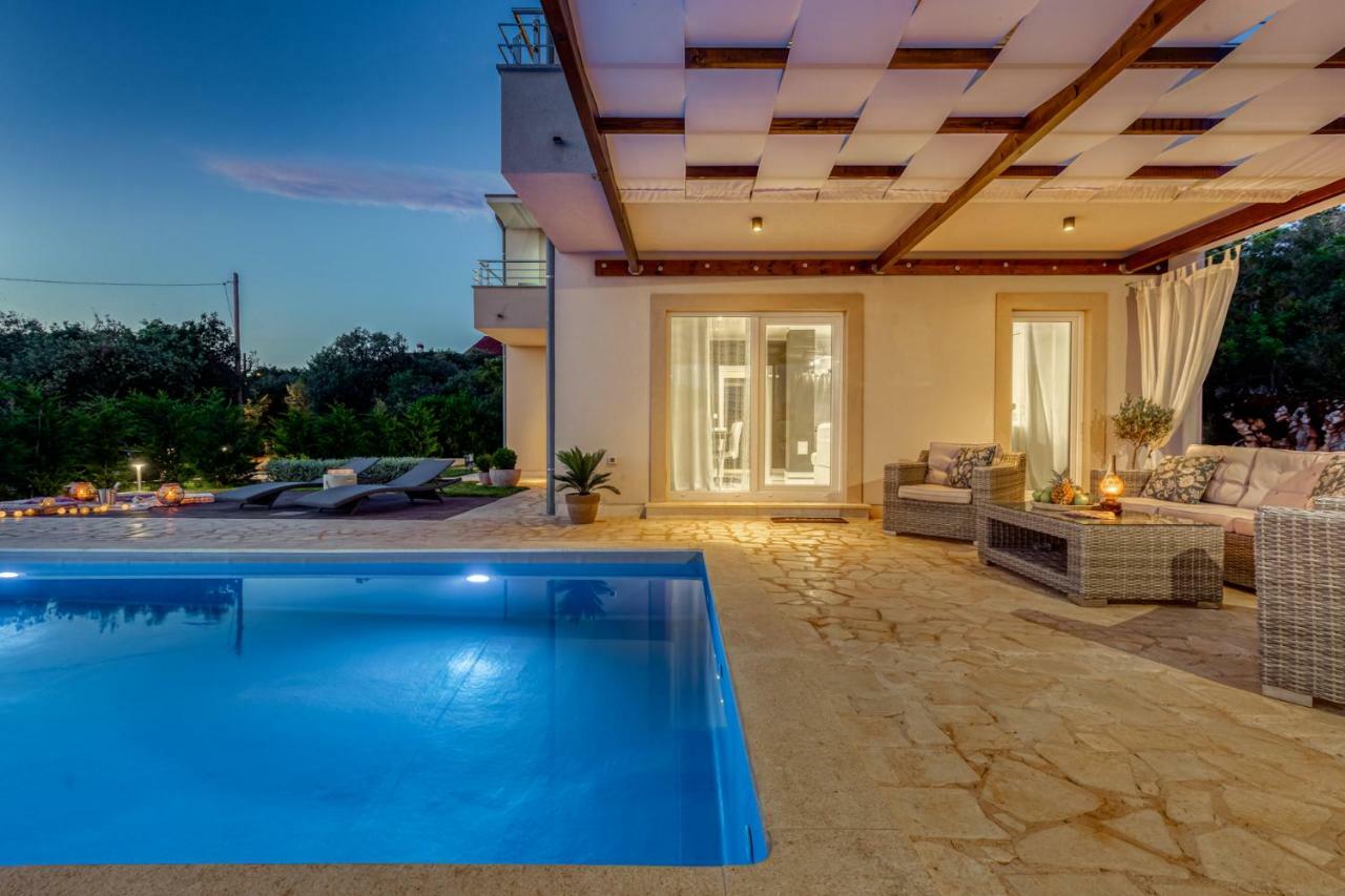 Villa Gellia Углян Экстерьер фото